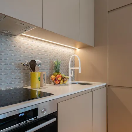 Host Wise - Stylish Urban Flat With Terrace *