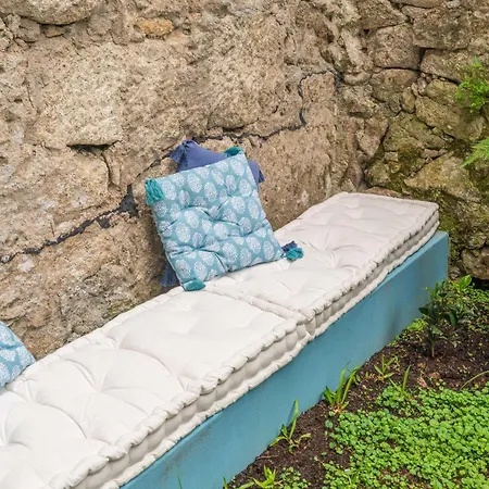 Host Wise - Stylish Urban Flat With Terrace