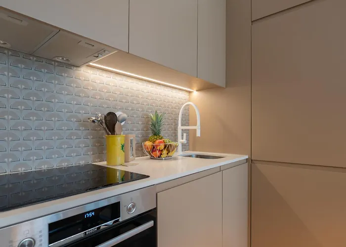 Host Wise - Stylish Urban Flat With Terrace *