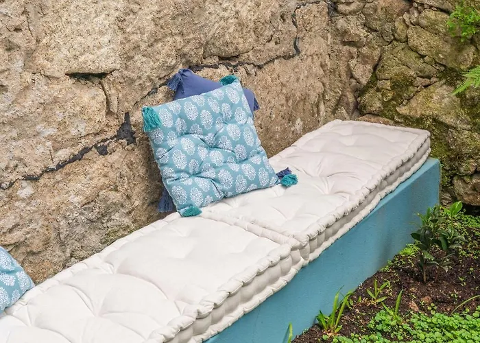 Host Wise - Stylish Urban Flat With Terrace